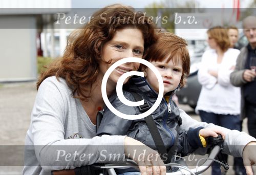 Nieuwegein 26 april 2012
Barbara Barend en haar zoon Seb bij presentatie fiets waarvan gedeelt opbrengst naar MKI gaat.
Peter Smulders bv