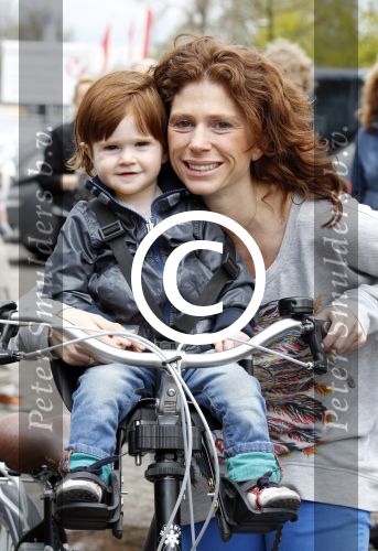 Nieuwegein 26 april 2012
Barbara Barend en haar zoon Seb bij presentatie fiets waarvan gedeelt opbrengst naar MKI gaat.
Peter Smulders bv