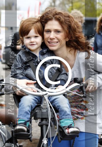 Nieuwegein 26 april 2012
Barbara Barend en haar zoon Seb bij presentatie fiets waarvan gedeelt opbrengst naar MKI gaat.
Peter Smulders bv