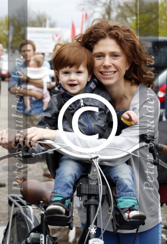 Nieuwegein 26 april 2012
Barbara Barend en haar zoon Seb bij presentatie fiets waarvan gedeelt opbrengst naar MKI gaat.
Peter Smulders bv
