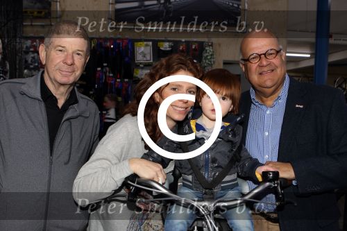 Nieuwegein 26 april 2012
Barbara Barend en haar zoon Seb bij presentatie fiets waarvan gedeelt opbrengst naar MKI gaat. Frits Barend en Harold Robles
Peter Smulders bv
