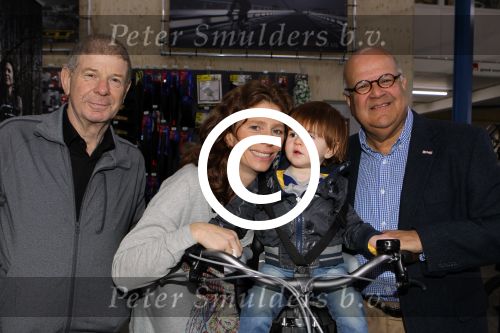 Nieuwegein 26 april 2012
Barbara Barend en haar zoon Seb bij presentatie fiets waarvan gedeelt opbrengst naar MKI gaat. Frits Barend en Harold Robles
Peter Smulders bv