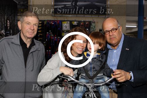 Nieuwegein 26 april 2012
Barbara Barend en haar zoon Seb bij presentatie fiets waarvan gedeelt opbrengst naar MKI gaat. Frits Barend en Harold Robles
Peter Smulders bv