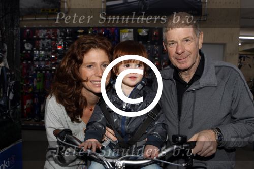 Nieuwegein 26 april 2012
Barbara Barend en haar zoon Seb bij presentatie fiets waarvan gedeelt opbrengst naar MKI gaat. Frits Barend en Harold Robles
Peter Smulders bv