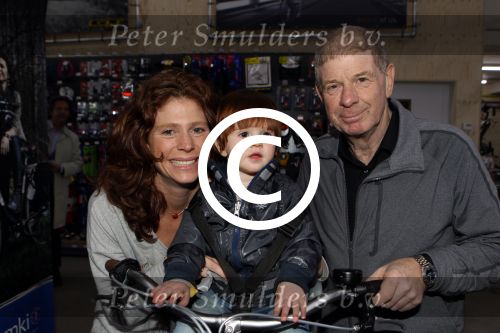 Nieuwegein 26 april 2012
Barbara Barend en haar zoon Seb bij presentatie fiets waarvan gedeelt opbrengst naar MKI gaat. Frits Barend en Harold Robles
Peter Smulders bv