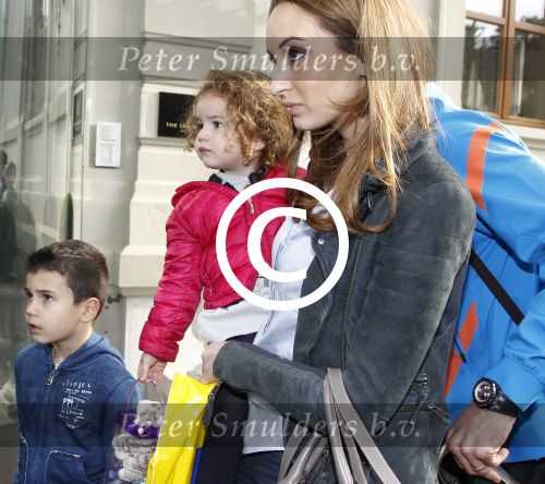 Lausanne, 17 en 18 Mei 2012
Trainingskamp Nederlands elftal op weg naar EK 2012
Robin v Persie samen met zijn vrouw Bouchra v Persie en hun kinderen
Foto Peter Smulders BV