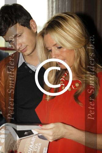 Amsterdam, 3 Mei 2012 Presentatie Nieuw Magazine RAFAEL in Cafe Vak zuid, Olympisch Stadion.
Rafel v d Vaart samen met zijn vrouw Sylvie v d Vaart
Candy Dulfer met partner
Foto Peter Smulders BV