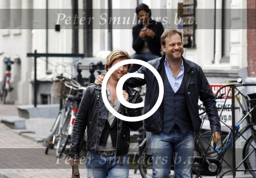 Amsterdam 24 april 2012
Presentatie l Homo met Linda de Mol en op de cover kussend Thijs Romer en Tygo Gernandt. Carlo Boszhard met vriend
Peter Smulders bv