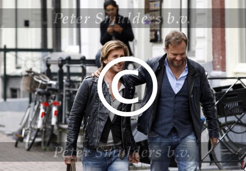 Amsterdam 24 april 2012
Presentatie l Homo met Linda de Mol en op de cover kussend Thijs Romer en Tygo Gernandt. Carlo Boszhard met vriend
Peter Smulders bv