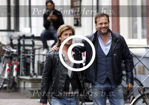 Amsterdam 24 april 2012
Presentatie l Homo met Linda de Mol en op de cover kussend Thijs Romer en Tygo Gernandt. Carlo Boszhard met vriend
Peter Smulders bv