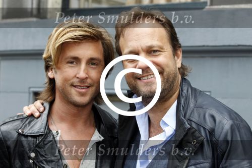 Amsterdam 24 april 2012
Presentatie l Homo met Linda de Mol en op de cover kussend Thijs Romer en Tygo Gernandt. Carlo Boszhard met vriend
Peter Smulders bv