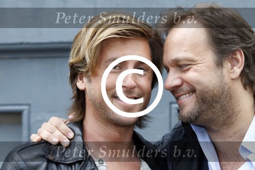 Amsterdam 24 april 2012
Presentatie l Homo met Linda de Mol en op de cover kussend Thijs Romer en Tygo Gernandt. Carlo Boszhard met vriend
Peter Smulders bv
