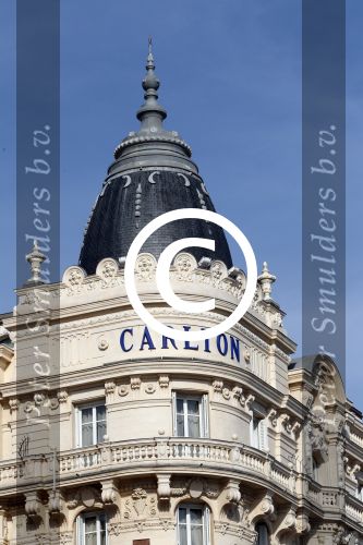 Cannes 10 mei 2012
Connie Breukhoven met haar nieuwe vriend Ben Angelier bij de strandtent van het Carlton Hotel in Cannes.
Peter Smulders bv