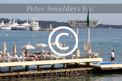Cannes 10 mei 2012
Connie Breukhoven met haar nieuwe vriend Ben Angelier bij de strandtent van het Carlton Hotel in Cannes.
Peter Smulders bv