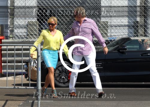 Monaco 7 mei 2012
Connie Breukhoven en haar nieuwe vriend Ben Angelier vier met zijn kinderen en vrienden zijn 60e verjaardag. Ze vertrekken bij zijn huis / appartement met rolls royce cabrio.
Peter Smulders bv