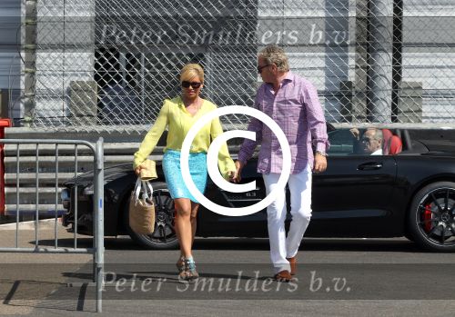 Monaco 7 mei 2012
Connie Breukhoven en haar nieuwe vriend Ben Angelier vier met zijn kinderen en vrienden zijn 60e verjaardag. Ze vertrekken bij zijn huis / appartement met rolls royce cabrio.
Peter Smulders bv