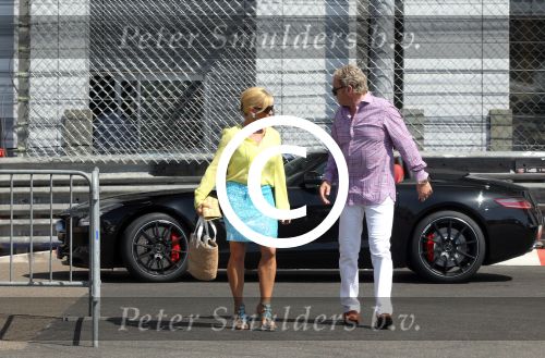 Monaco 7 mei 2012
Connie Breukhoven en haar nieuwe vriend Ben Angelier vier met zijn kinderen en vrienden zijn 60e verjaardag. Ze vertrekken bij zijn huis / appartement met rolls royce cabrio.
Peter Smulders bv