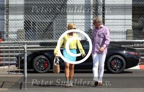 Monaco 7 mei 2012
Connie Breukhoven en haar nieuwe vriend Ben Angelier vier met zijn kinderen en vrienden zijn 60e verjaardag. Ze vertrekken bij zijn huis / appartement met rolls royce cabrio.
Peter Smulders bv