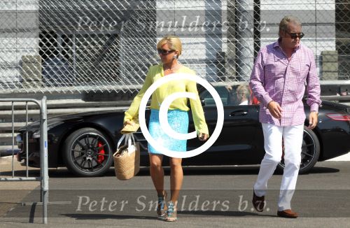 Monaco 7 mei 2012
Connie Breukhoven en haar nieuwe vriend Ben Angelier vier met zijn kinderen en vrienden zijn 60e verjaardag. Ze vertrekken bij zijn huis / appartement met rolls royce cabrio.
Peter Smulders bv