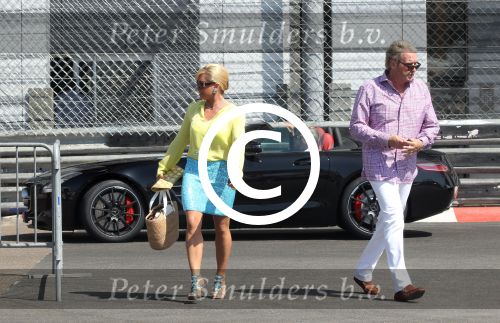 Monaco 7 mei 2012
Connie Breukhoven en haar nieuwe vriend Ben Angelier vier met zijn kinderen en vrienden zijn 60e verjaardag. Ze vertrekken bij zijn huis / appartement met rolls royce cabrio.
Peter Smulders bv