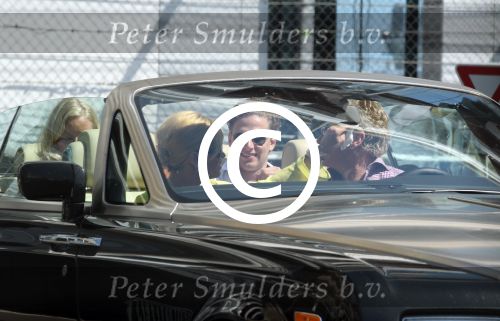Monaco 7 mei 2012
Connie Breukhoven en haar nieuwe vriend Ben Angelier vier met zijn kinderen en vrienden zijn 60e verjaardag. Ze vertrekken bij zijn huis / appartement met rolls royce cabrio.
Peter Smulders bv