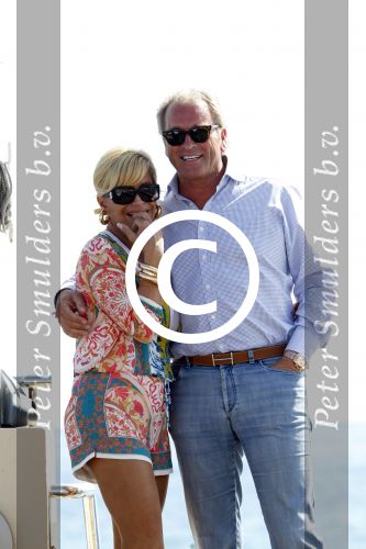 Cannes 10 mei 2012
Connie Breukhoven met haar nieuwe vriend Ben Angelier bij de strandtent van het Carlton Hotel in Cannes.
Peter Smulders bv