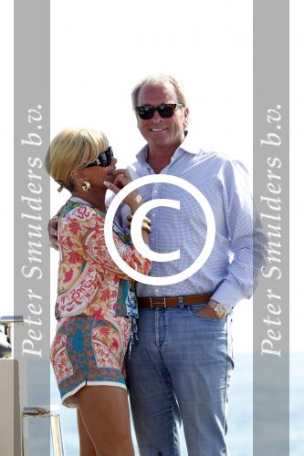 Cannes 10 mei 2012
Connie Breukhoven met haar nieuwe vriend Ben Angelier bij de strandtent van het Carlton Hotel in Cannes.
Peter Smulders bv