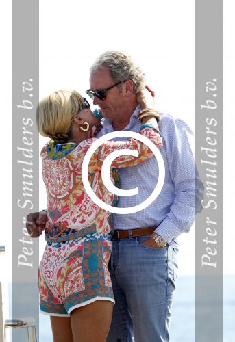 Cannes 10 mei 2012
Connie Breukhoven met haar nieuwe vriend Ben Angelier bij de strandtent van het Carlton Hotel in Cannes.
Peter Smulders bv