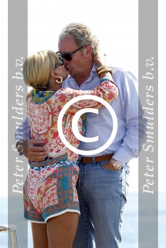 Cannes 10 mei 2012
Connie Breukhoven met haar nieuwe vriend Ben Angelier bij de strandtent van het Carlton Hotel in Cannes.
Peter Smulders bv