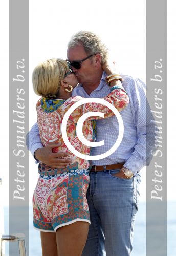 Cannes 10 mei 2012
Connie Breukhoven met haar nieuwe vriend Ben Angelier bij de strandtent van het Carlton Hotel in Cannes.
Peter Smulders bv