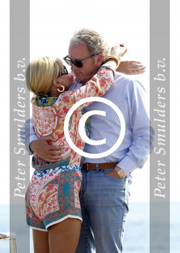 Cannes 10 mei 2012
Connie Breukhoven met haar nieuwe vriend Ben Angelier bij de strandtent van het Carlton Hotel in Cannes.
Peter Smulders bv