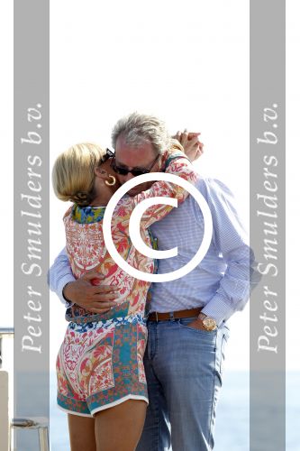 Cannes 10 mei 2012
Connie Breukhoven met haar nieuwe vriend Ben Angelier bij de strandtent van het Carlton Hotel in Cannes.
Peter Smulders bv
