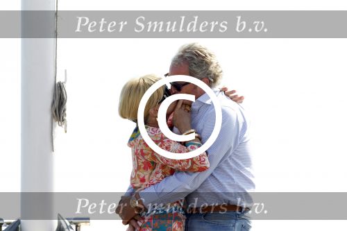 Cannes 10 mei 2012
Connie Breukhoven met haar nieuwe vriend Ben Angelier bij de strandtent van het Carlton Hotel in Cannes.
Peter Smulders bv