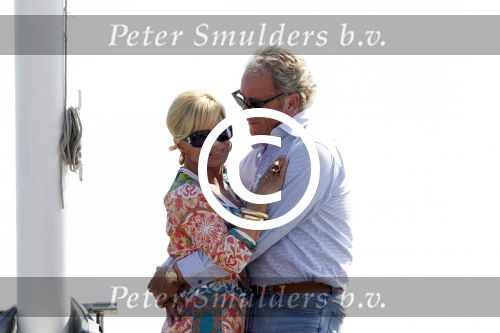 Cannes 10 mei 2012
Connie Breukhoven met haar nieuwe vriend Ben Angelier bij de strandtent van het Carlton Hotel in Cannes.
Peter Smulders bv