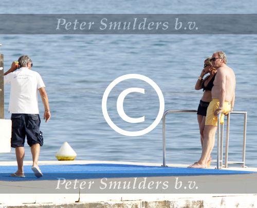Cannes 10 mei 2012
Connie Breukhoven met haar nieuwe vriend Ben Angelier bij de strandtent van het Carlton Hotel in Cannes.
Peter Smulders bv