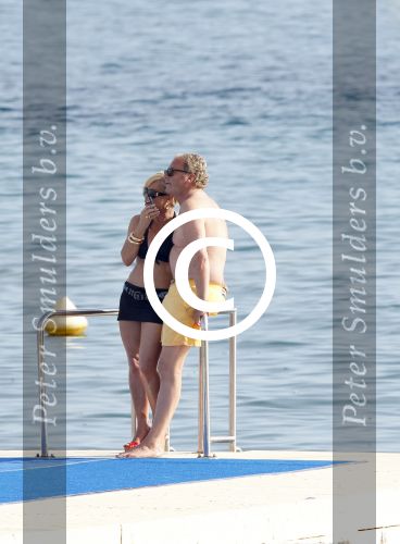 Cannes 10 mei 2012
Connie Breukhoven met haar nieuwe vriend Ben Angelier bij de strandtent van het Carlton Hotel in Cannes.
Peter Smulders bv