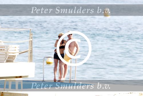 Cannes 10 mei 2012
Connie Breukhoven met haar nieuwe vriend Ben Angelier bij de strandtent van het Carlton Hotel in Cannes.
Peter Smulders bv