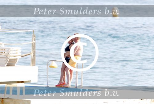 Cannes 10 mei 2012
Connie Breukhoven met haar nieuwe vriend Ben Angelier bij de strandtent van het Carlton Hotel in Cannes.
Peter Smulders bv