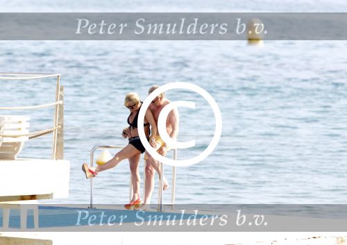 Cannes 10 mei 2012
Connie Breukhoven met haar nieuwe vriend Ben Angelier bij de strandtent van het Carlton Hotel in Cannes.
Peter Smulders bv