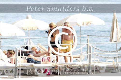 Cannes 10 mei 2012
Connie Breukhoven met haar nieuwe vriend Ben Angelier bij de strandtent van het Carlton Hotel in Cannes.
Peter Smulders bv