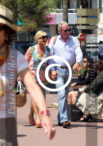 Cannes 10 mei 2012
Connie Breukhoven met haar nieuwe vriend Ben Angelier bij de strandtent van het Carlton Hotel in Cannes.
Peter Smulders bv