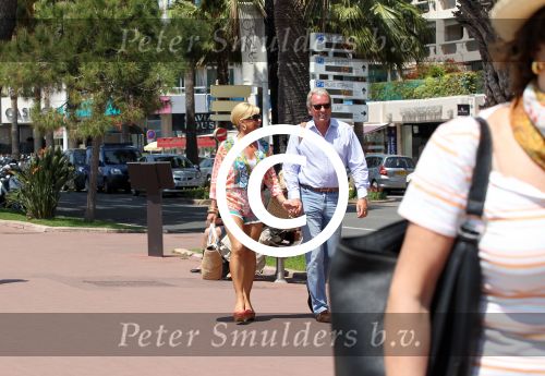 Cannes 10 mei 2012
Connie Breukhoven met haar nieuwe vriend Ben Angelier bij de strandtent van het Carlton Hotel in Cannes.
Peter Smulders bv