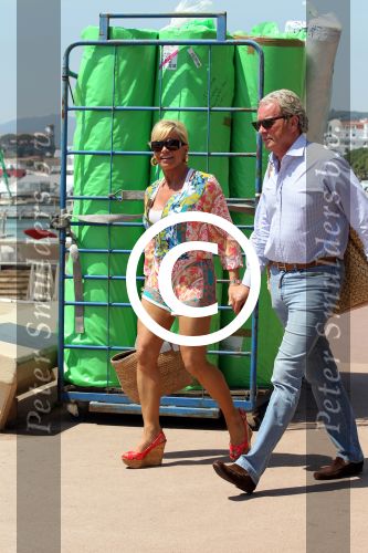 Cannes 10 mei 2012
Connie Breukhoven met haar nieuwe vriend Ben Angelier bij de strandtent van het Carlton Hotel in Cannes.
Peter Smulders bv