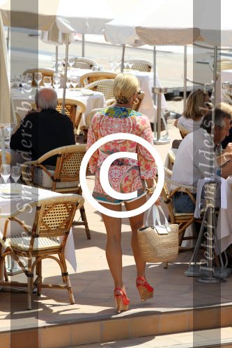 Cannes 10 mei 2012
Connie Breukhoven met haar nieuwe vriend Ben Angelier bij de strandtent van het Carlton Hotel in Cannes.
Peter Smulders bv