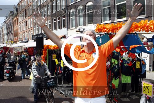 Amsterdam 14 mei 2012
Dries Roelvink zingt zijn liedje over het nederlands elftal op de albert Cuyp markt.
Peter Smulders bv