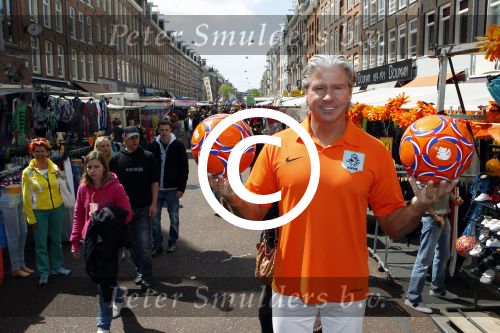 Amsterdam 14 mei 2012
Dries Roelvink zingt zijn liedje over het nederlands elftal op de albert Cuyp markt.
Peter Smulders bv