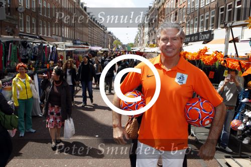 Amsterdam 14 mei 2012
Dries Roelvink zingt zijn liedje over het nederlands elftal op de albert Cuyp markt.
Peter Smulders bv