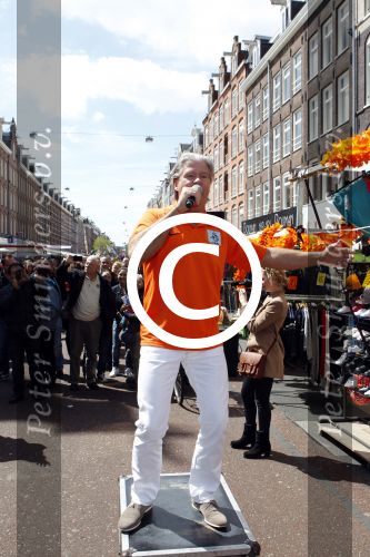 Amsterdam 14 mei 2012
Dries Roelvink zingt zijn liedje over het nederlands elftal op de albert Cuyp markt.
Peter Smulders bv