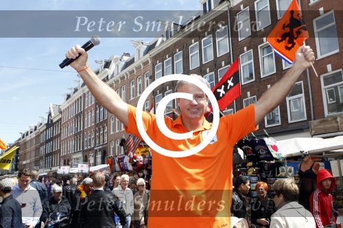 Amsterdam 14 mei 2012
Dries Roelvink zingt zijn liedje over het nederlands elftal op de albert Cuyp markt.
Peter Smulders bv