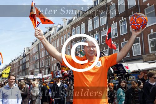 Amsterdam 14 mei 2012
Dries Roelvink zingt zijn liedje over het nederlands elftal op de albert Cuyp markt.
Peter Smulders bv